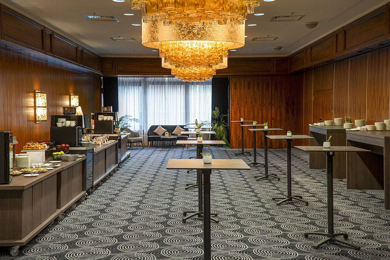 Kaffeepause Eleganter Konferenzraum im Maritim Hotel Darmstadt mit stilvoller Kaffeepause, modernem Design und natürlichem Licht.