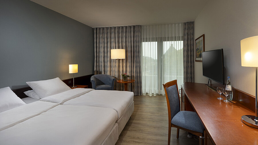 Allergikerzimmer Modern eingerichtetes Allergiker-Zimmer im Maritim Hotel Darmstadt mit Holzfußboden, Doppelbett,Schreibtisch und Balkonzugang