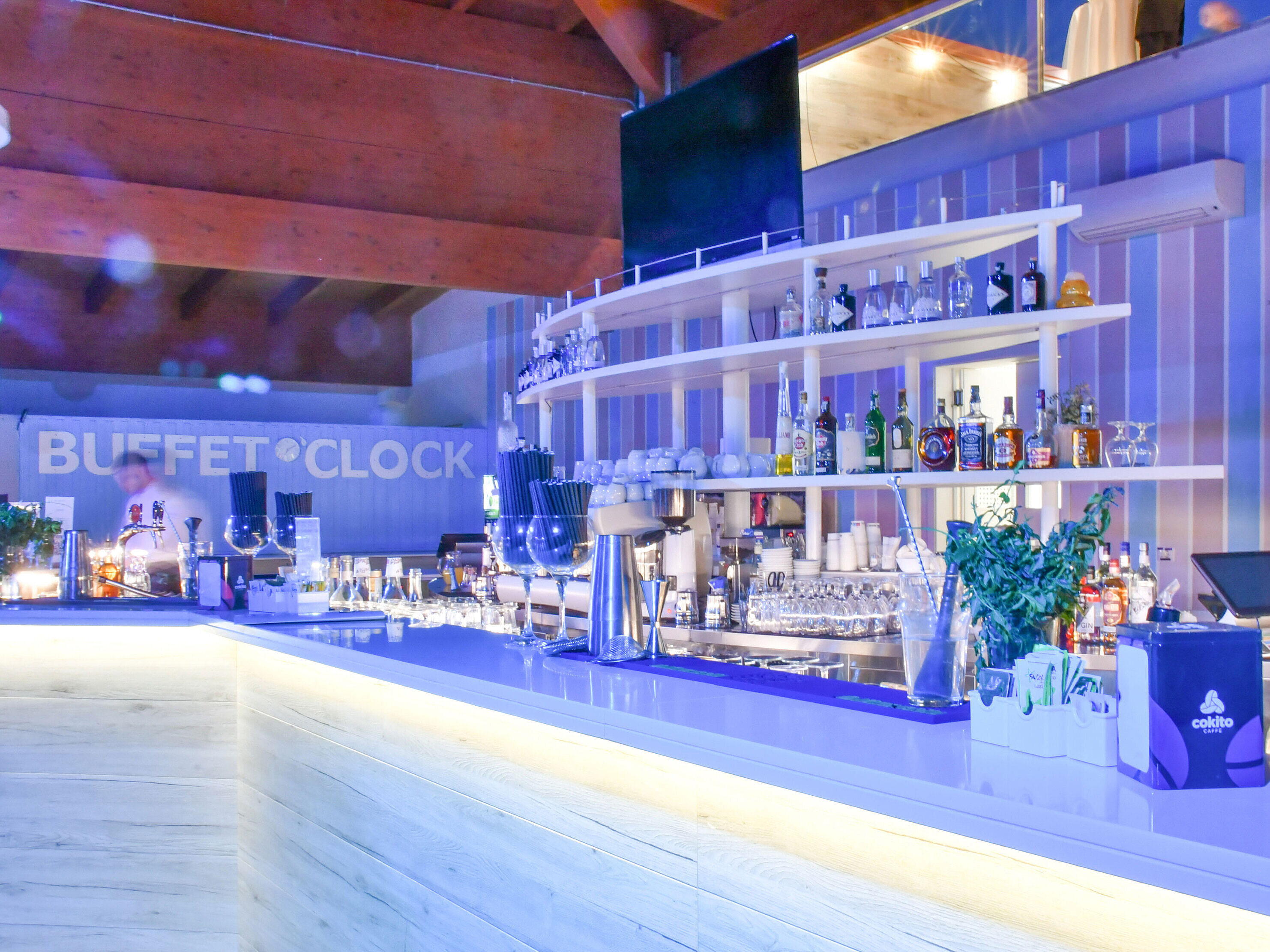 Poolbar Modern beleuchtete Bar im Maritim Resort Calabria am Abend