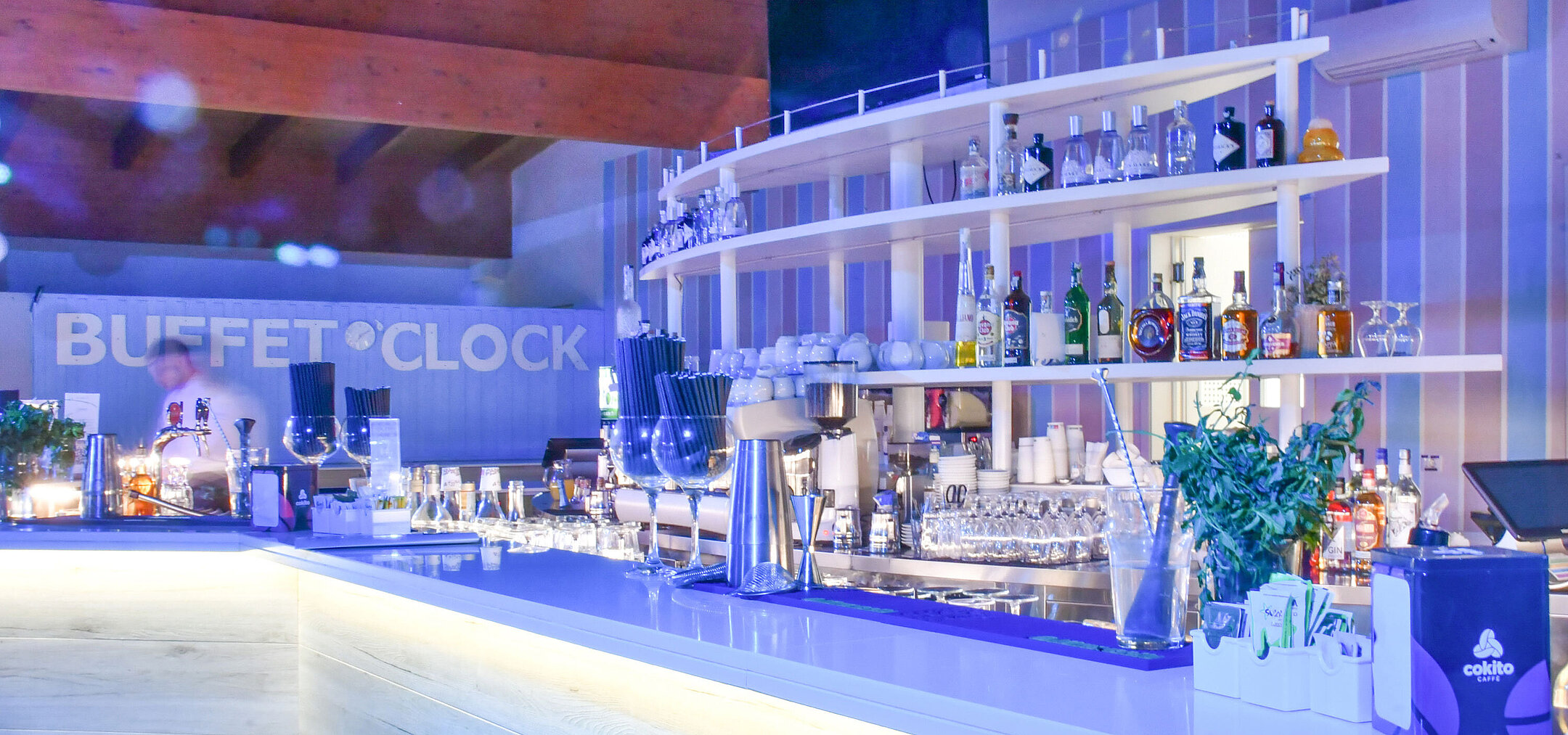 Poolbar Modern beleuchtete Bar im Maritim Resort Calabria am Abend