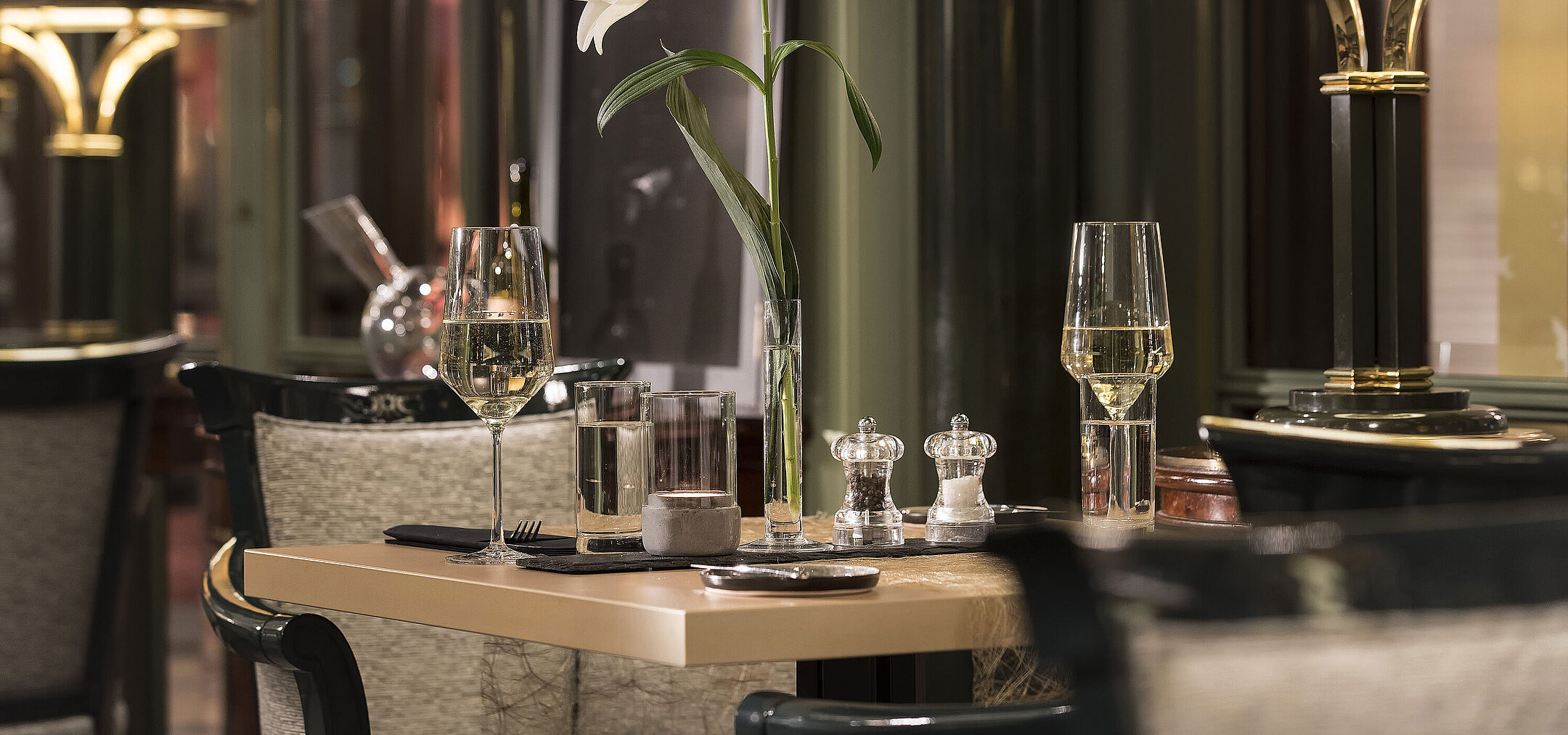 Detailansicht Restaurant Eleganter Tisch mit Blume und Weingläsern im La Marée Restaurant des Maritim Hotel Bonn, ideal für ein stilvolles Abendessen.
