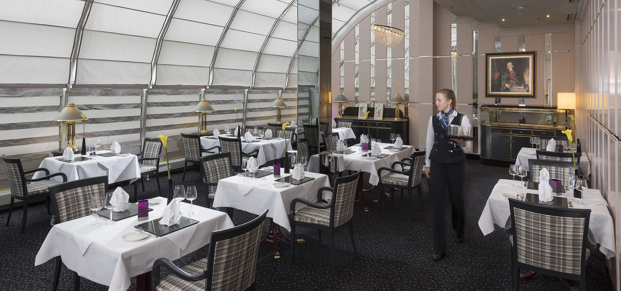 Event im Wintergarten Helles Restaurant mit Servicekraft und stilvoller Einrichtung im Maritim Hotel München