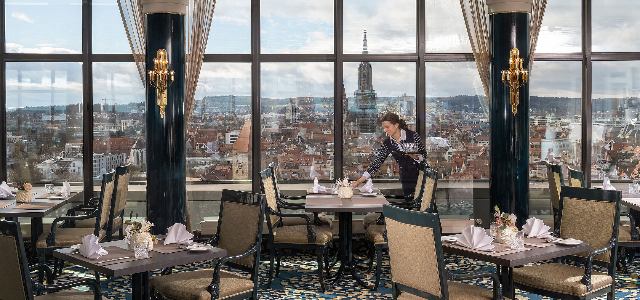 "Das Ulmer" Restaurant Restaurant im Maritim Hotel Ulm mit gedeckten Tischen, großen Fenstern und Blick über Ulm mit dem Ulmer Münster