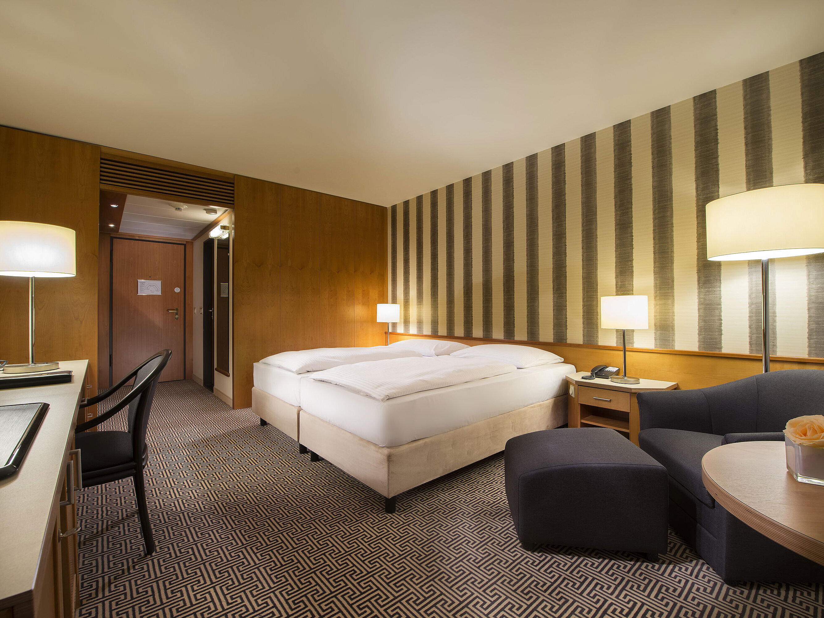 Classic Zimmer Helles Doppelzimmer mit weicher Beleuchtung und gemütlicher Sitzecke im Maritim Hotel Stuttgart
