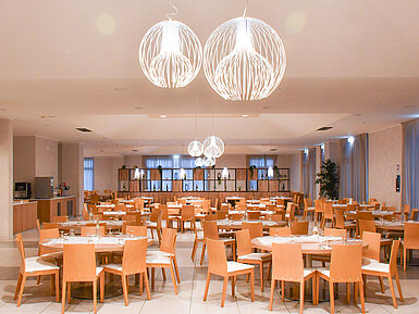 Hauptrestaurant Geräumiger Speisesaal im Maritim Resort Calabria mit eleganten Lampen und vielen Sitzplätzen