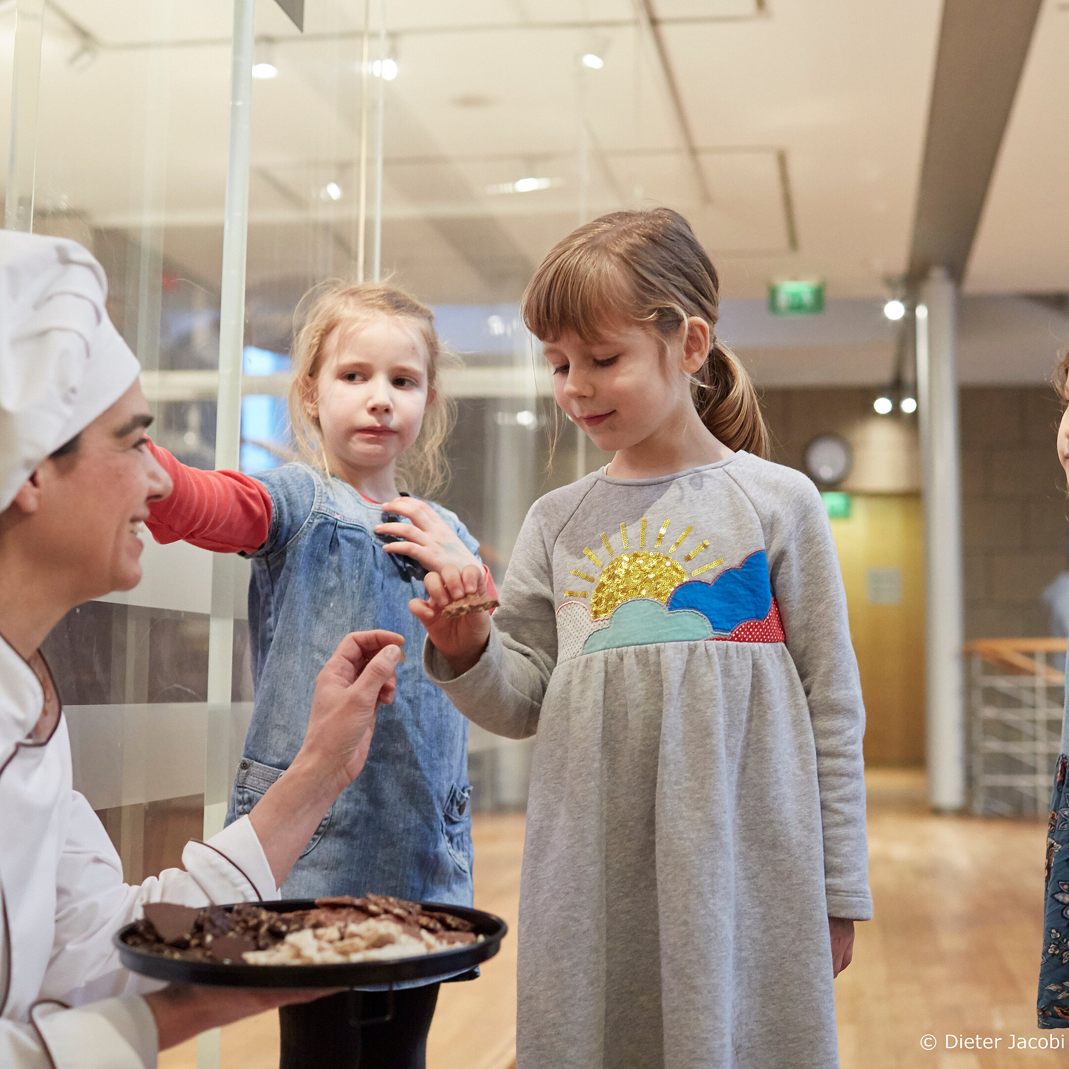 Schokoladenmuseum Kinder probieren Süßigkeiten in Schokoladenmuseum