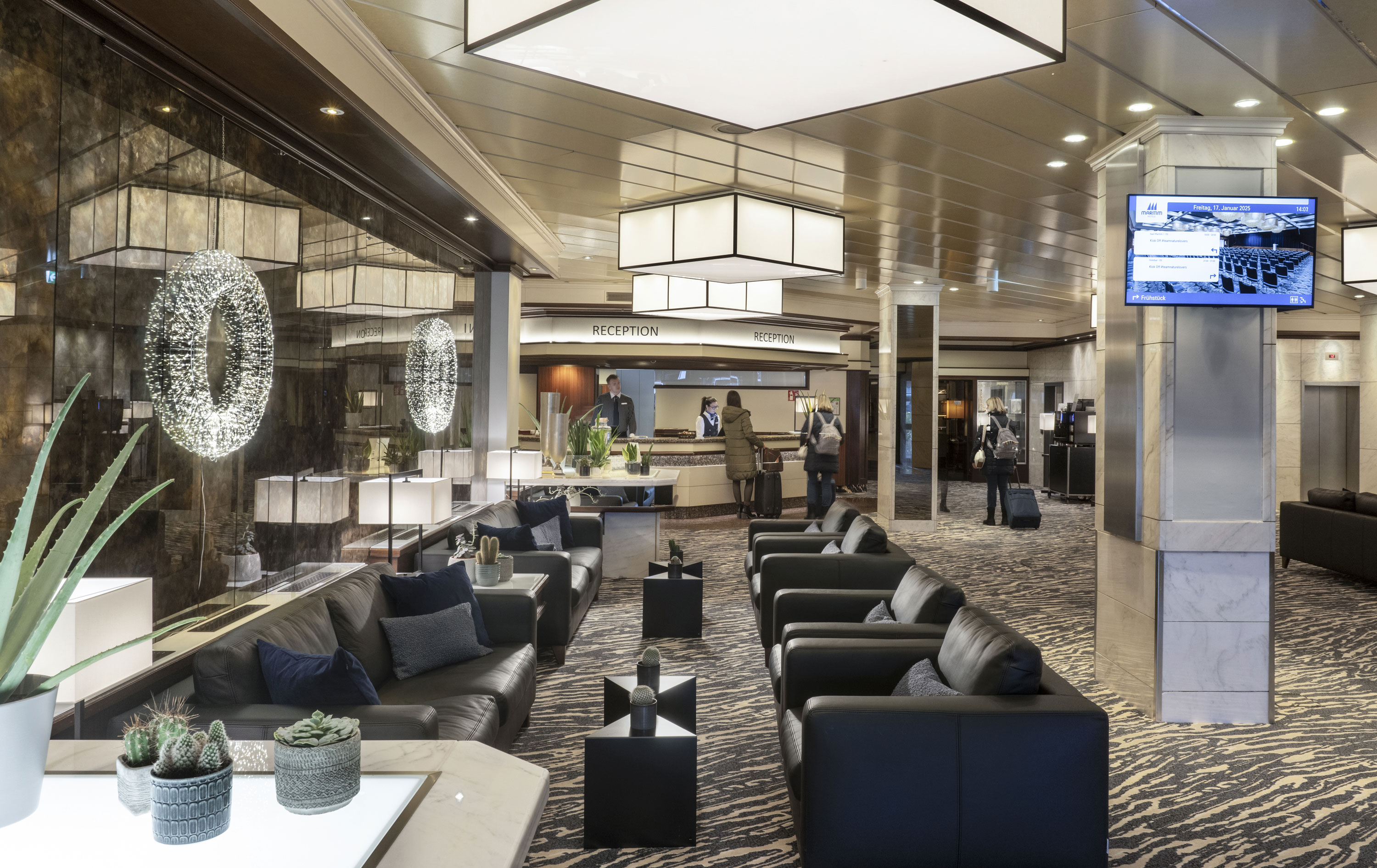 Lobby Rezeption und gemütlicher Sitzbereich im Maritim Hotel Darmstadt mit moderner Einrichtung und stilvollen Details.