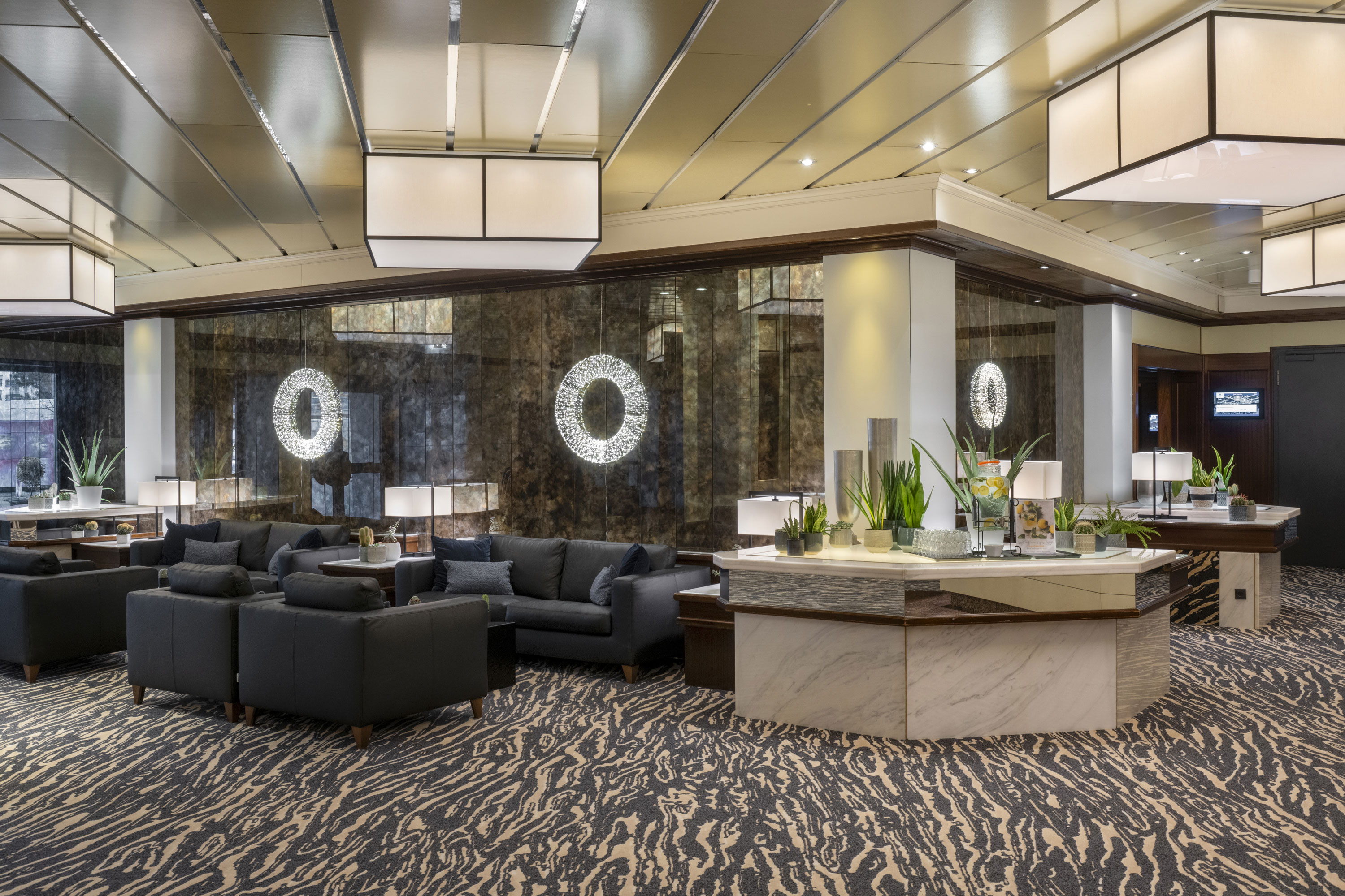 Lobby Elegante Lobby im Maritim Hotel Darmstadt mit modernen Sofas, stilvoller Dekoration und auffälligen Leuchtelementen.