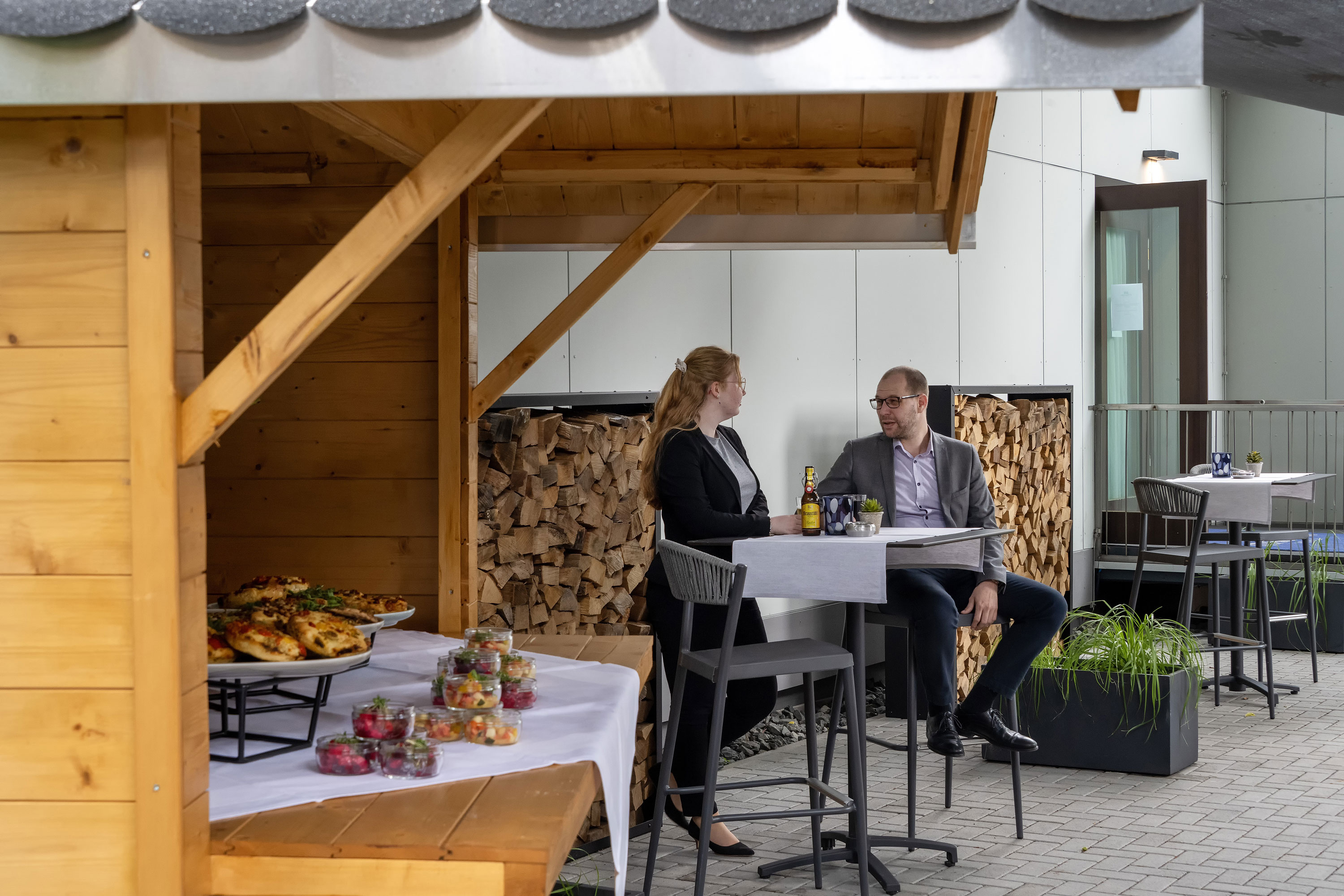 Außenterrasse Tagungsgäste in einer Pause mit Catering auf der Terrasse des Saal Maritim im Maritim Hotel Darmstadt