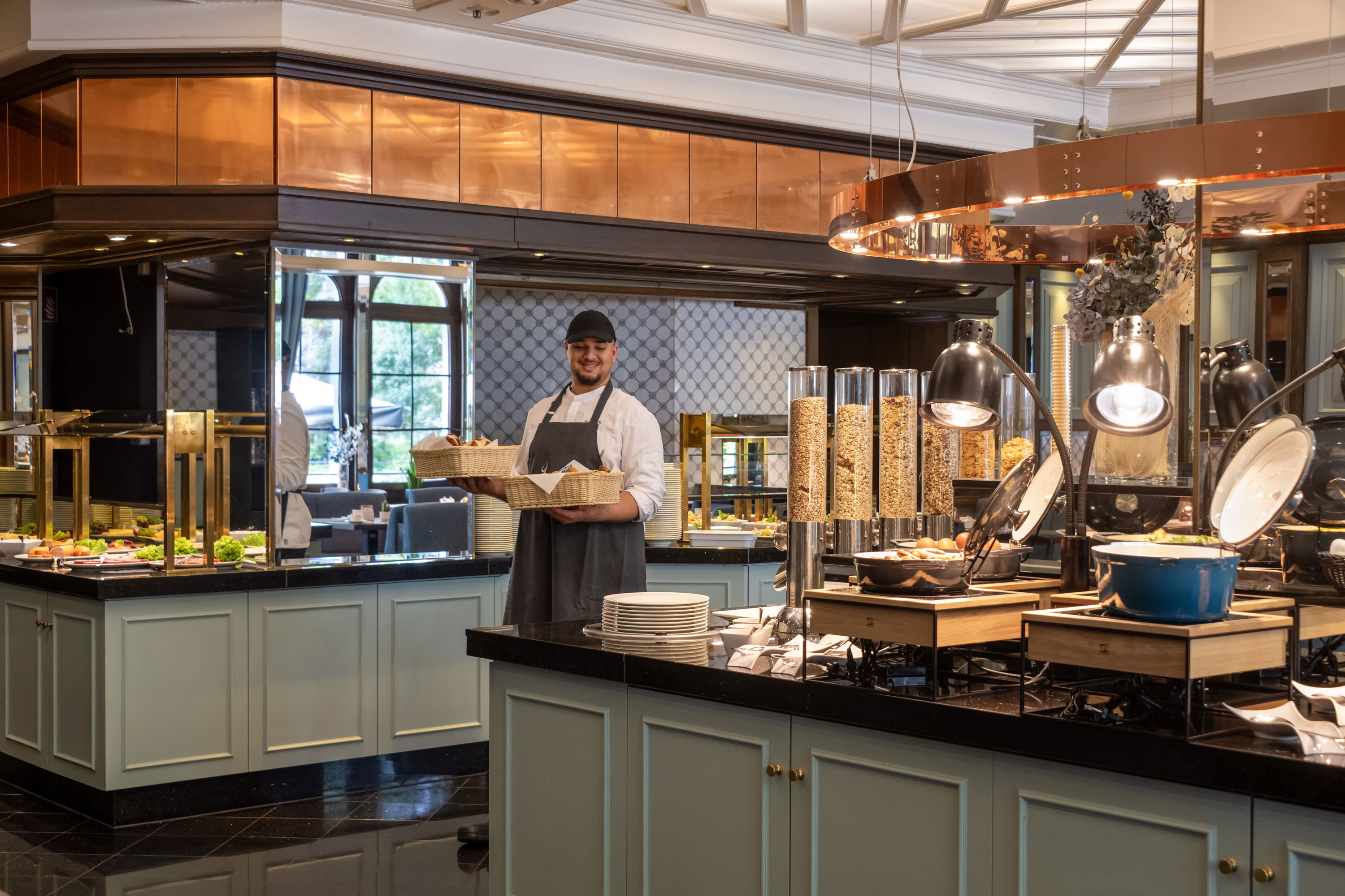 Restaurant Landgraf Mitarbeiter am Frühstücksbuffet im Restaurant Landgraf, Maritim Hotel Darmstadt, mit frischen Backwaren.