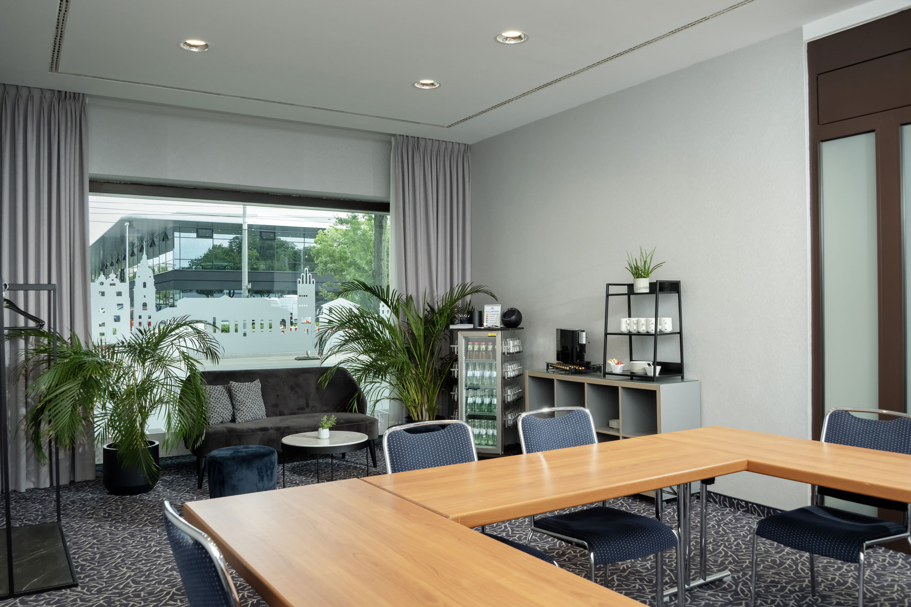 Salon Kiel Salon Kiel mit Sofa, Pflanzen und Fensterfront im Maritim Hotel Darmstadt