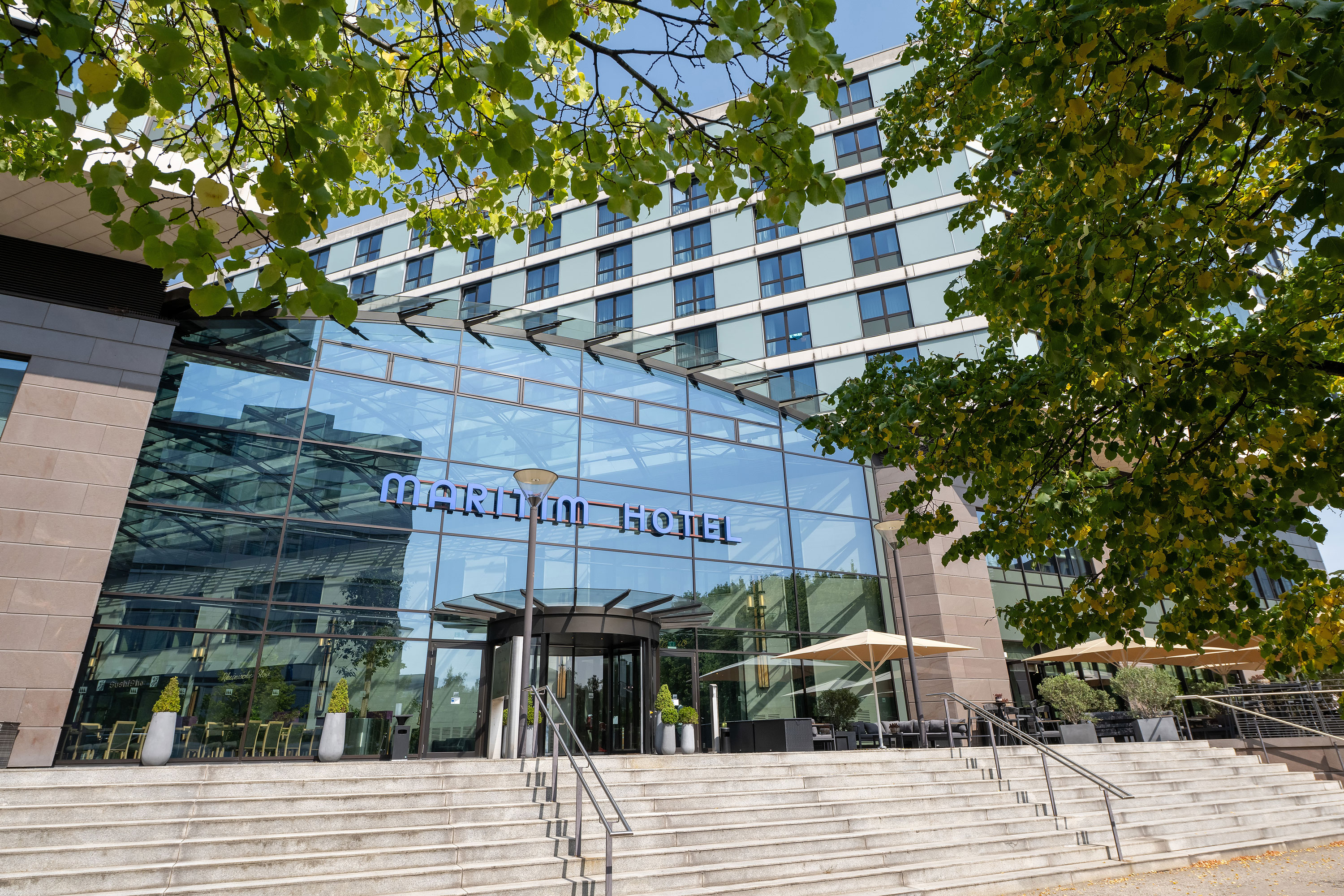 Eingang Haupteingang des Maritim Hotel Düsseldorf mit großer Glasfassade und Treppenaufgang