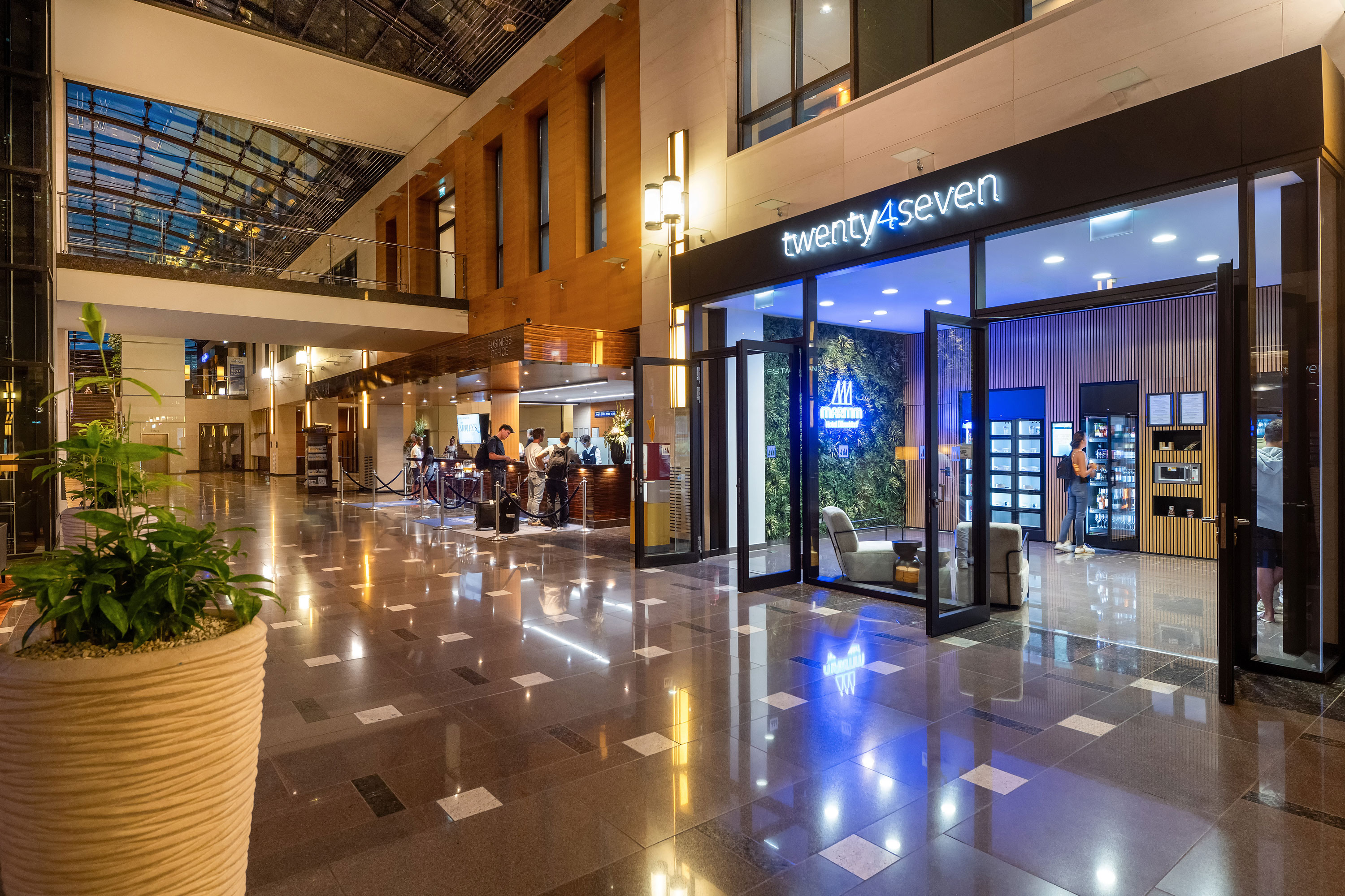 Lobby Moderne Lobby des Maritim Hotel Düsseldorf mit Rezeption und twenty4seven Shop