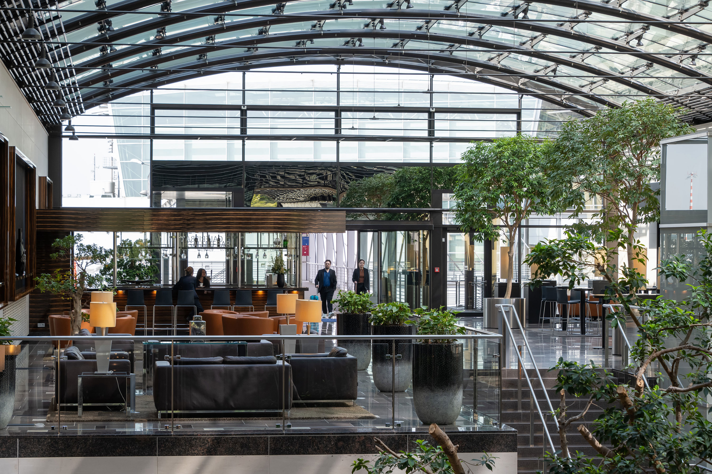 Lobby Elegante Lobby im Maritim Hotel Düsseldorf mit Glasdach, Sitzbereichen und viel Grün
