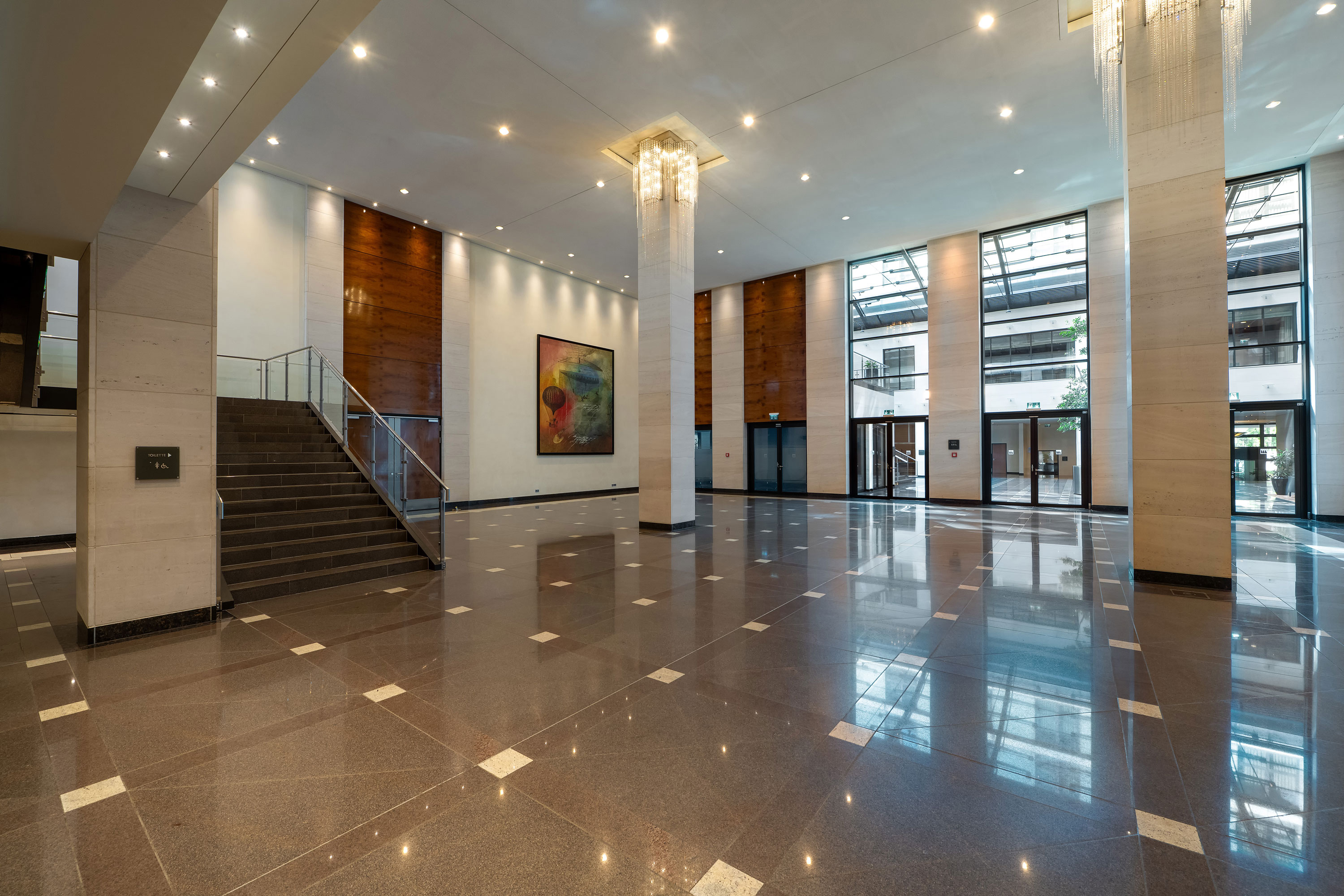 Tagungsfoyer Weitläufige, helle Lobby mit Marmorboden im Maritim Hotel Düsseldorf.