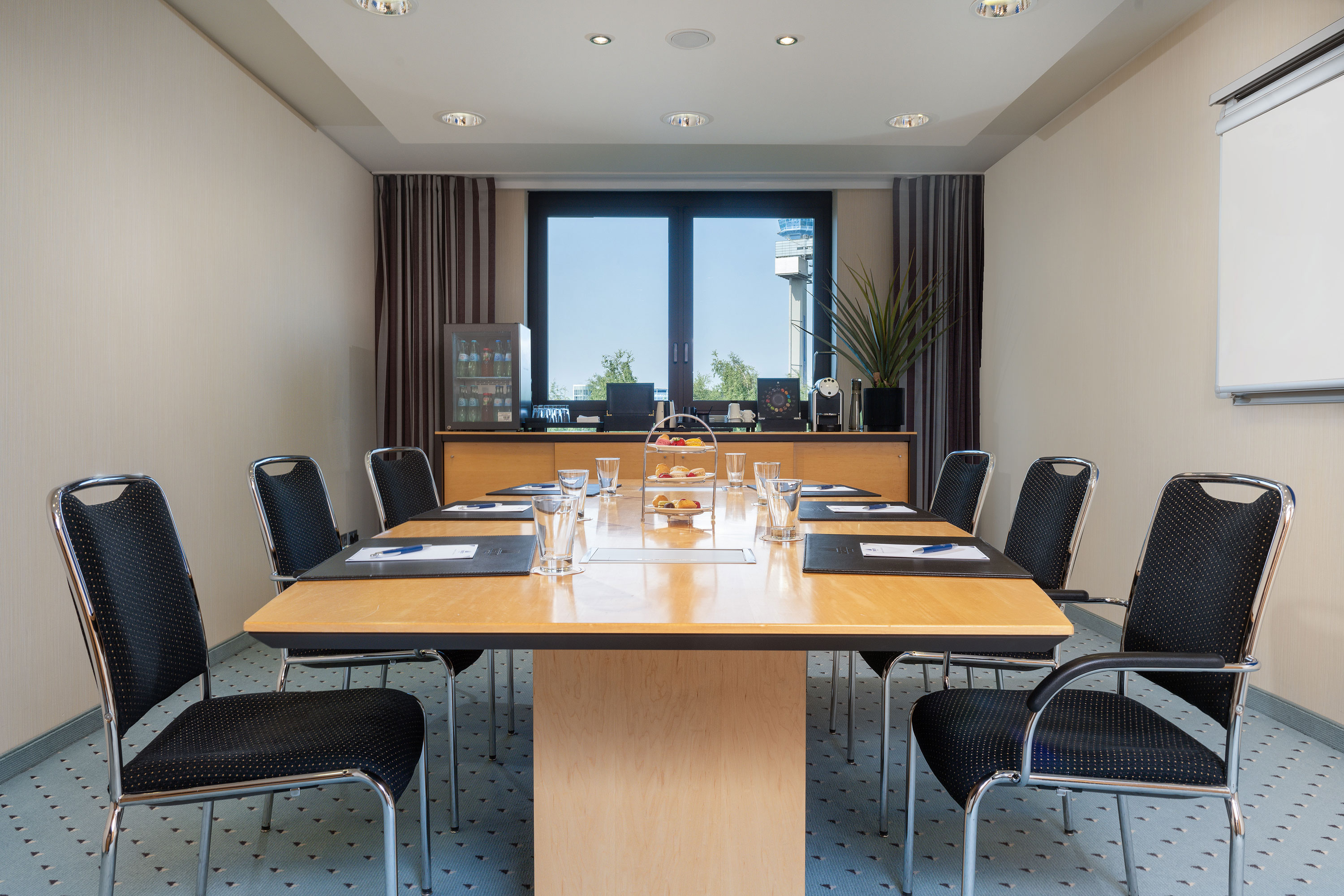 Boardroom Amsterdam Moderner Meetingraum mit großem Tisch und Fensterblick im Maritim Hotel Düsseldorf