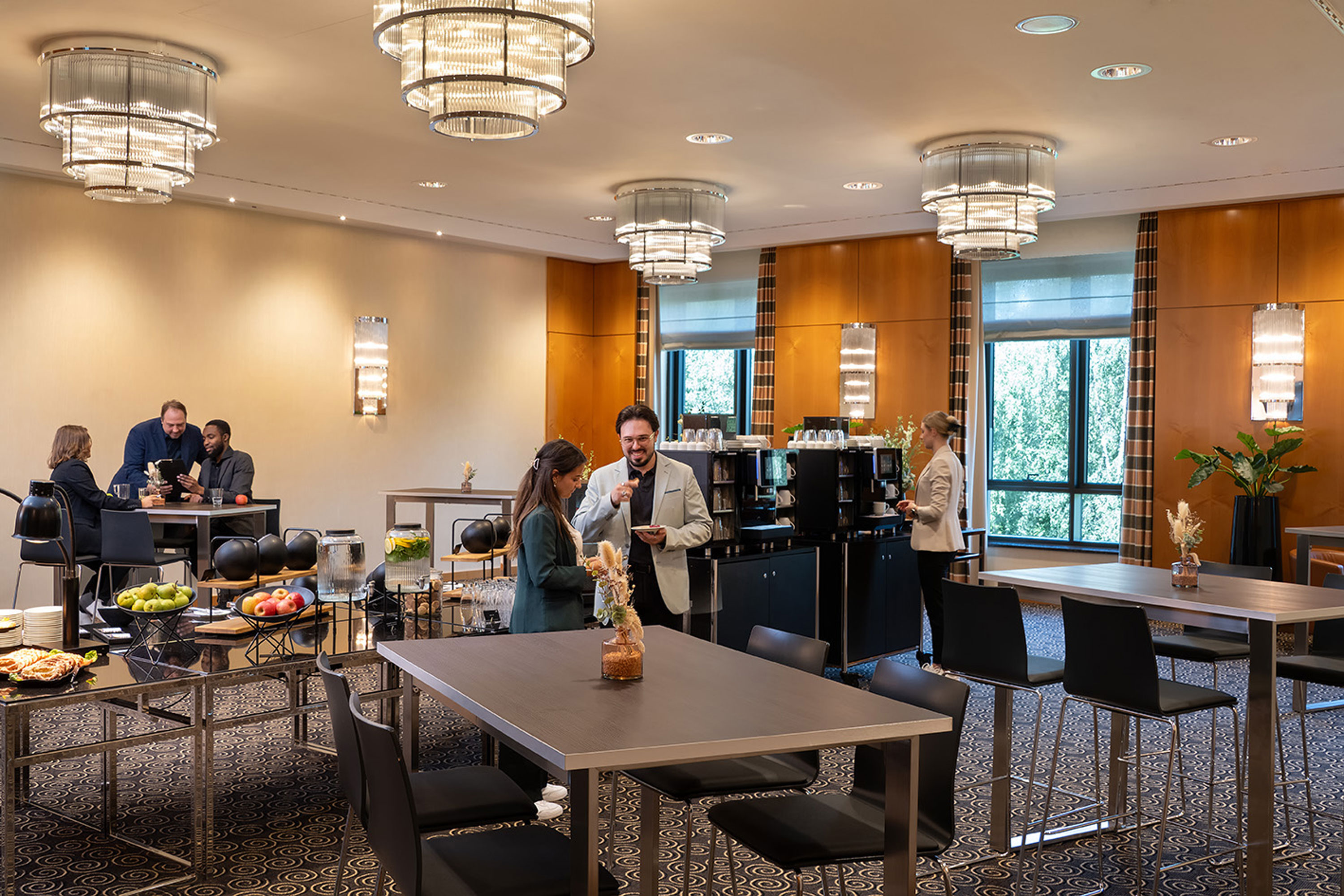 Konferenzraum Dubai Kaffeepause mit Snacks und Drinks im Tagungsbereich des Maritim Hotel Düsseldorf