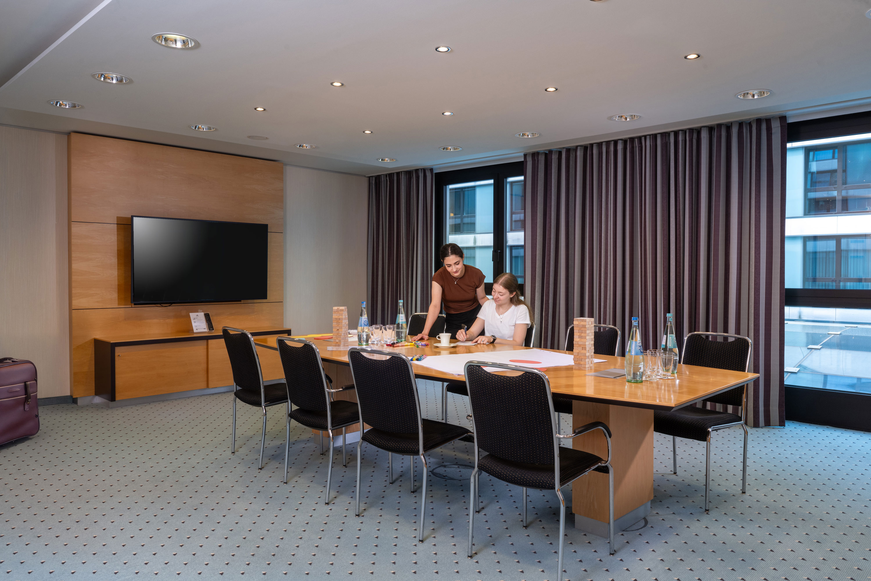 Boardroom Helsinki Konferenzraum mit großem Tisch für kreative Meetings im Maritim Hotel Düsseldorf