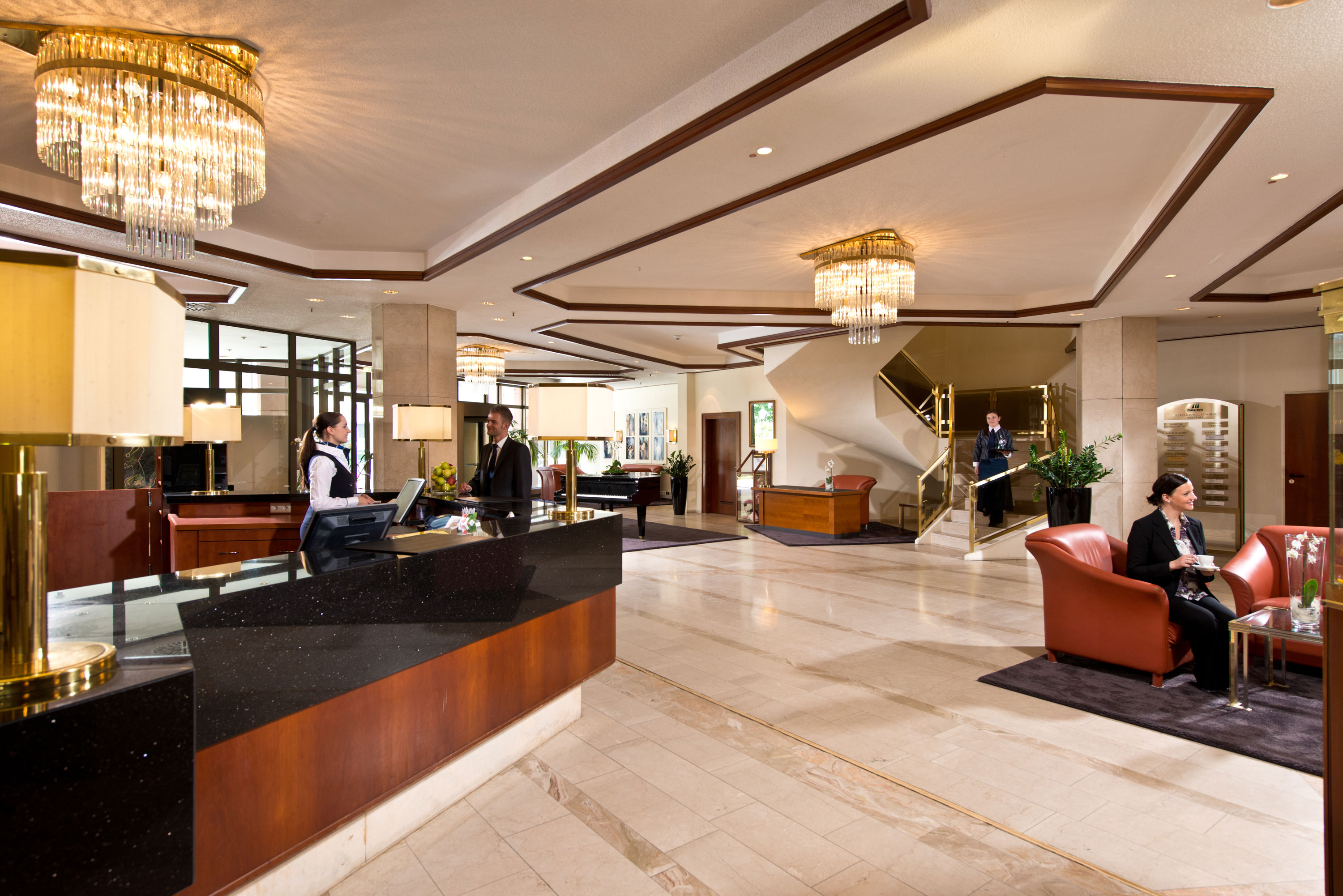 Lobby Helle Lobby im Maritim Hotel Bad Homburg mit freundlichem Empfangspersonal und eleganter Einrichtung
