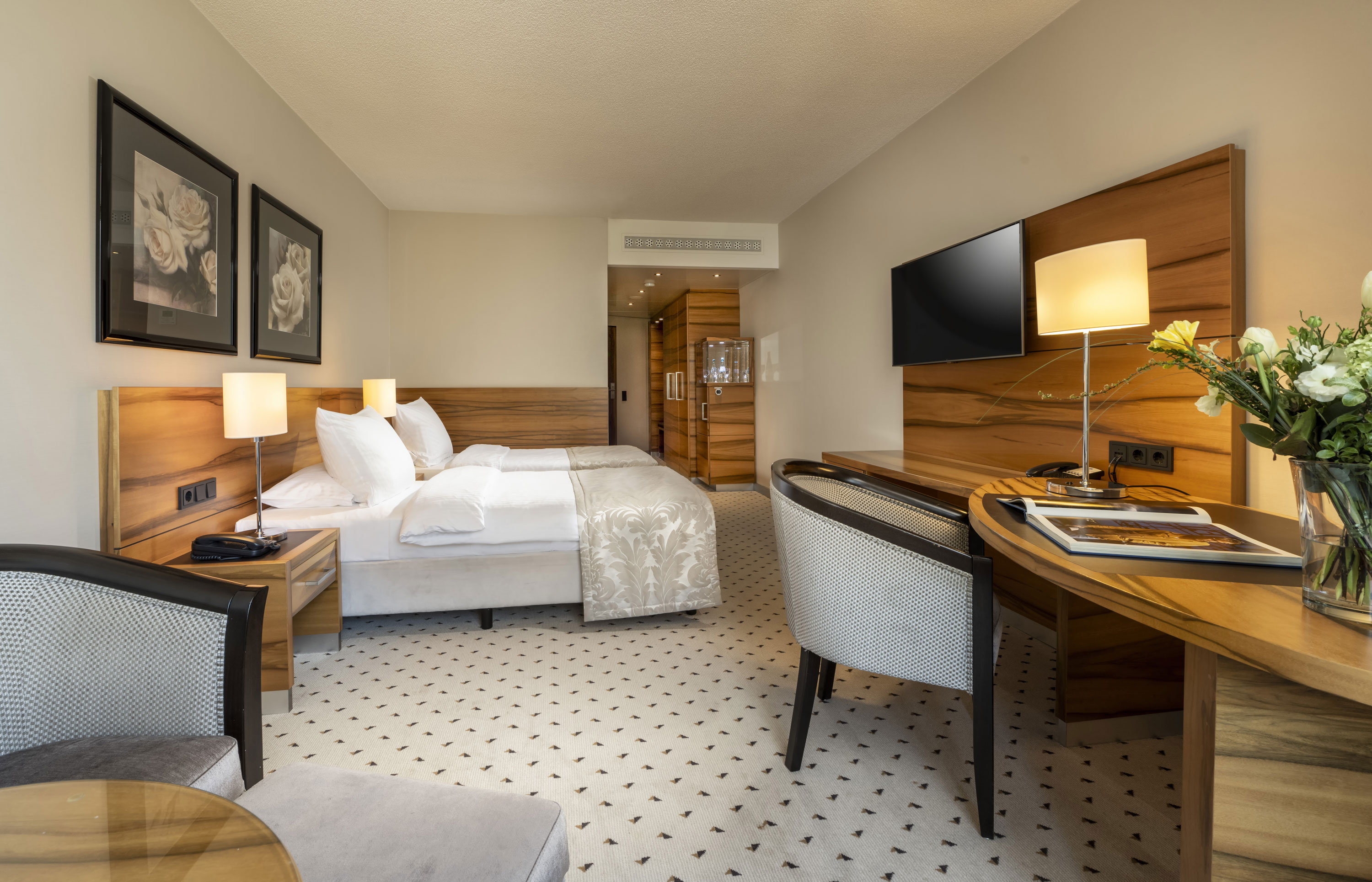 Comfort Twin Zimmer Komfortzimmer im Maritim Hotel Bad Homburg mit Doppelbett, stilvollem Holzdekor und moderner Ausstattung.