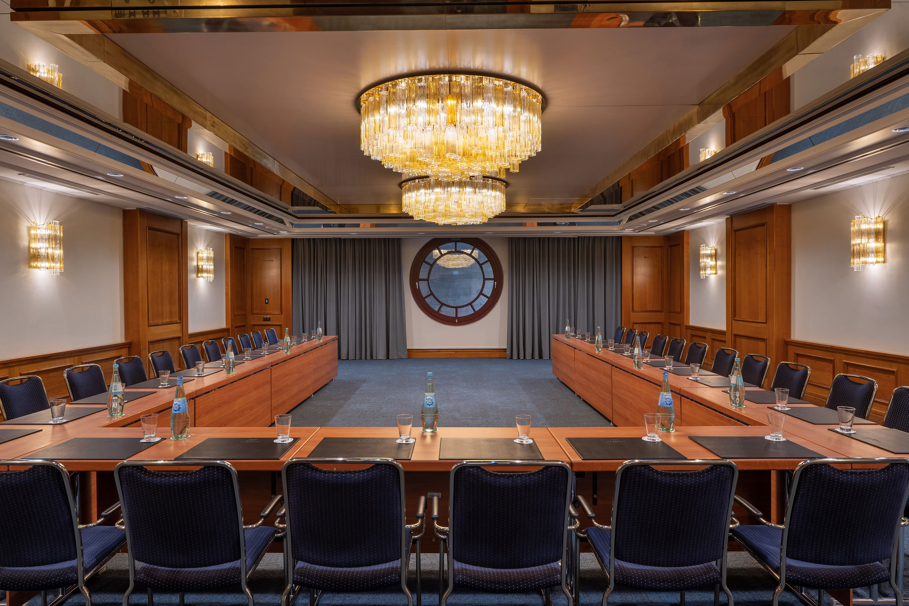 Salon Königswinter Eleganter Konferenzraum im Maritim Hotel Köln mit Kronleuchtern und U-Form-Bestuhlung