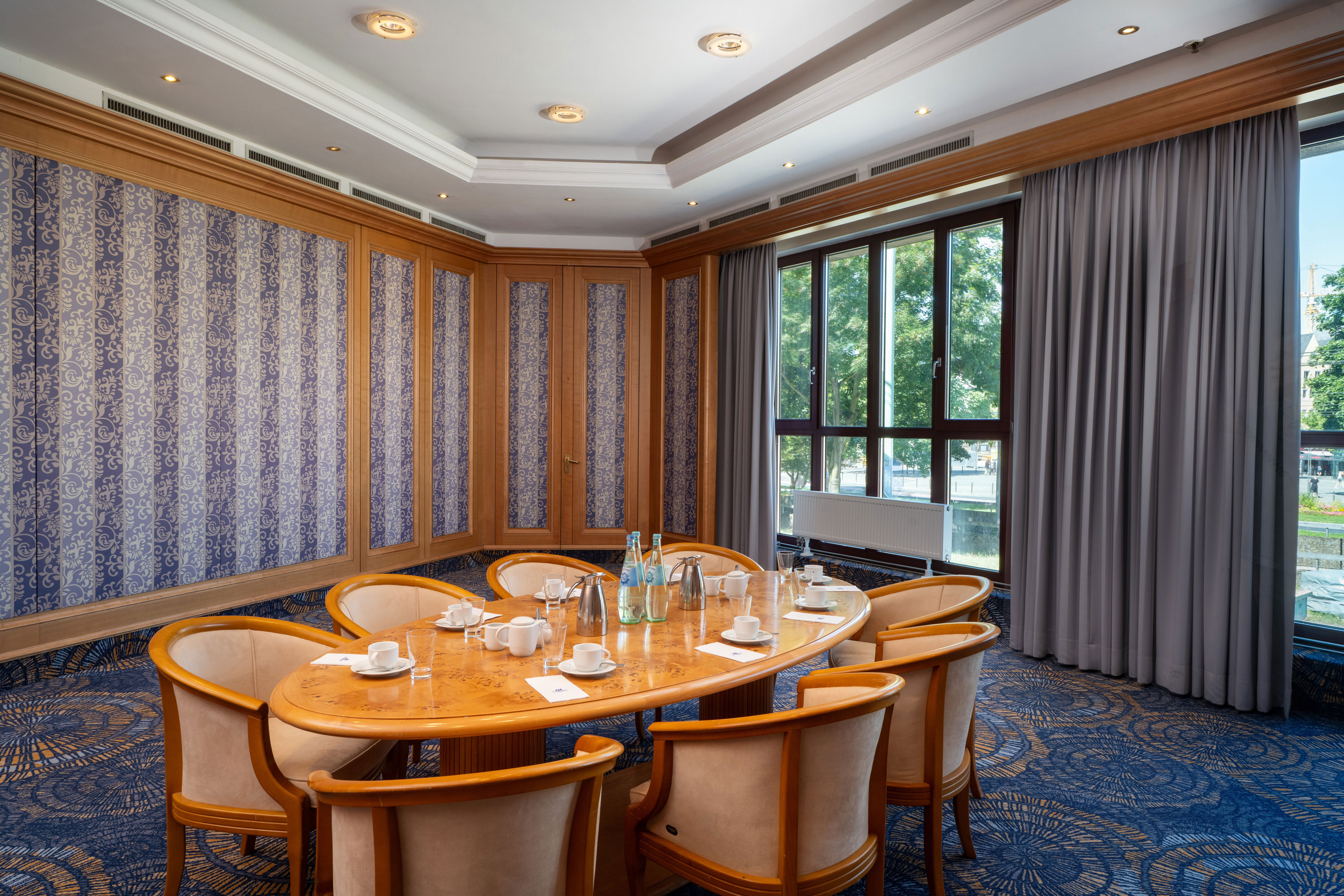 Tagungsraum mit Holztisch Moderner Tagungsraum mit Holztisch im Maritim Hotel Köln mit Tageslicht und stilvoller Einrichtung