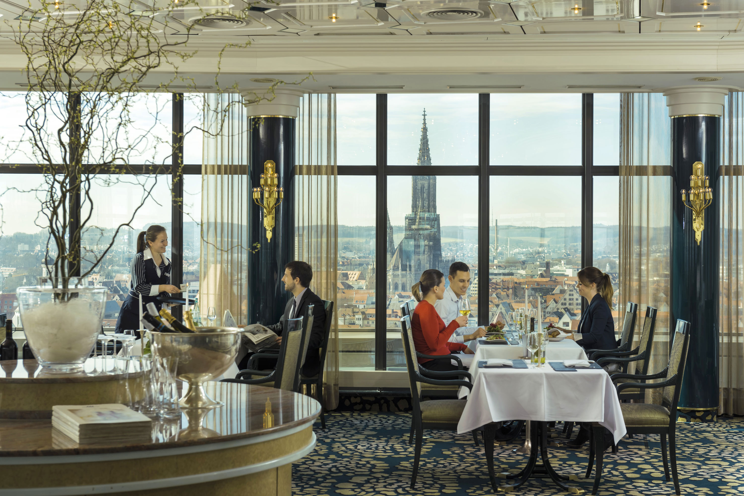 Restaurant "Panorama & Bastei"  Gäste genießen das Essen mit Blick auf das Ulmer Münster im Panorama-Restaurant des Maritim Hotel Ulm