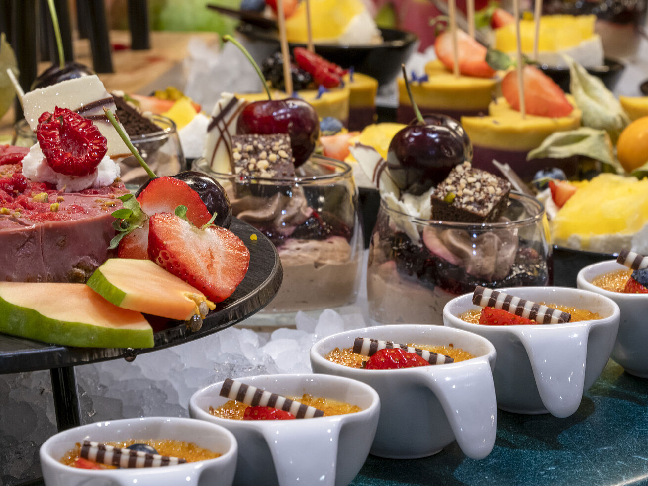 Buffet Leckeres Dessertbuffet mit Creme Brulee, frischen Früchten und Schokoladendesserts im Maritim proArte Hotel Berlin.