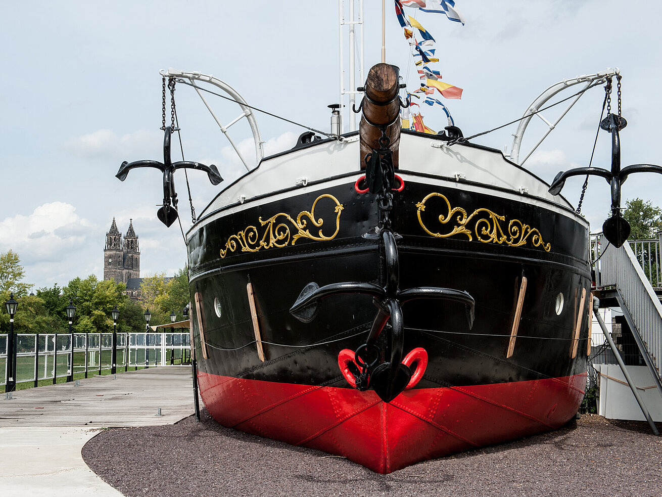 Dampfer „Württemberg“/ Bugansicht im Hintergrund der Magdeburger Dom Dampfer „Württemberg“/ Bugansicht im Hintergrund der Magdeburger Dom
