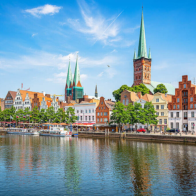 © Shambhala - Adobestock.com Blick auf die Altstadt von Lübeck mit Trave und Marienkirche