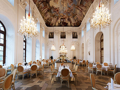 Restaurant "Apollo Saal" Eleganter Apollo Saal im Maritim Hotel Fulda mit Kronleuchtern, Freskendecke und stilvoll gedeckten Tischen.