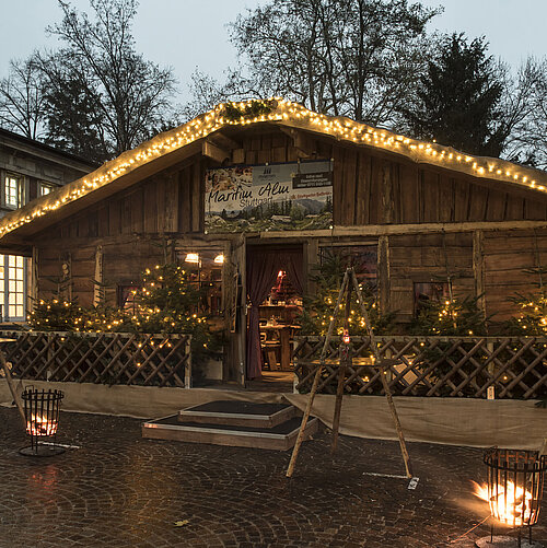 Maritim Alm Stuttgart Maritim Alm Stuttgart bei Dämmerung mit Weihnachtsbeleuchtung, Tannen und Feuerkörben vor dem Maritim Hotel