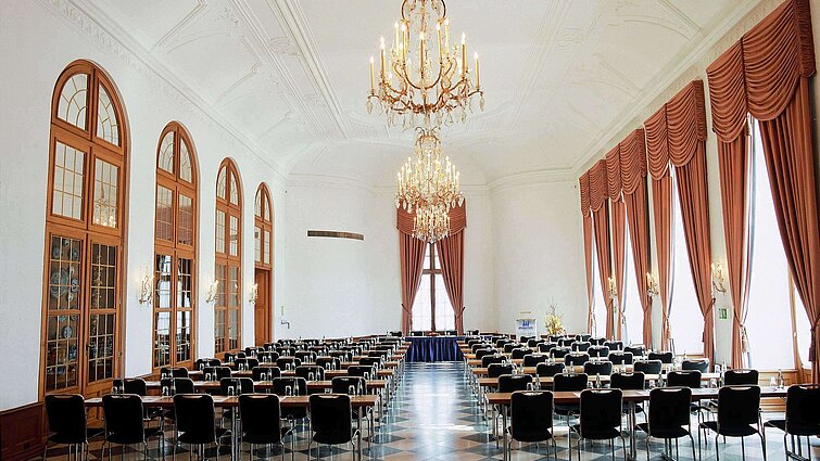Gelber Saal Eleganter Veranstaltungsraum im Maritim Hotel Fulda mit Kronleuchtern, hohen Fenstern und stilvoller Bestuhlung für Events.