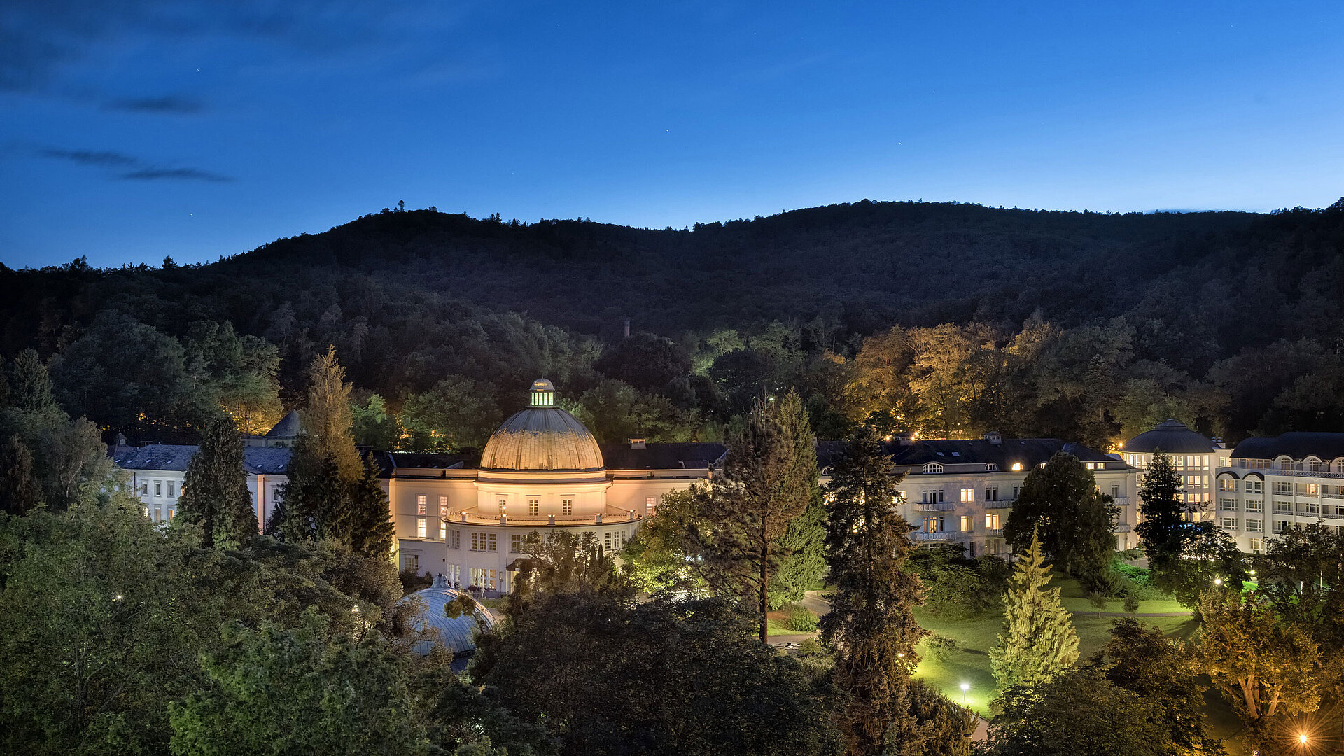 Außenansicht bei Nacht Maritim Hotel Bad Wildungen bei Nacht, stimmungsvoll beleuchtet, eingebettet in die Natur