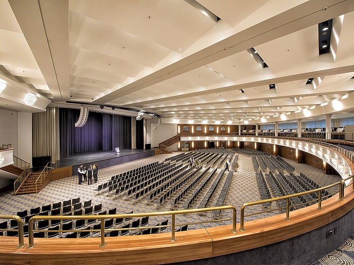 Saal Maritim im Maritim Hotel Bonn, mit Reihenbestuhlung und Bühne, ideal für Konferenzen und große Events.