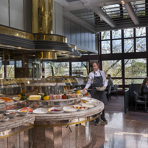 Das Restaurant "Rôtisserie" im Maritim Hotel Köln bietet ein vielseitiges Buffet mit verschiedenen Speisen zur Auswahl.