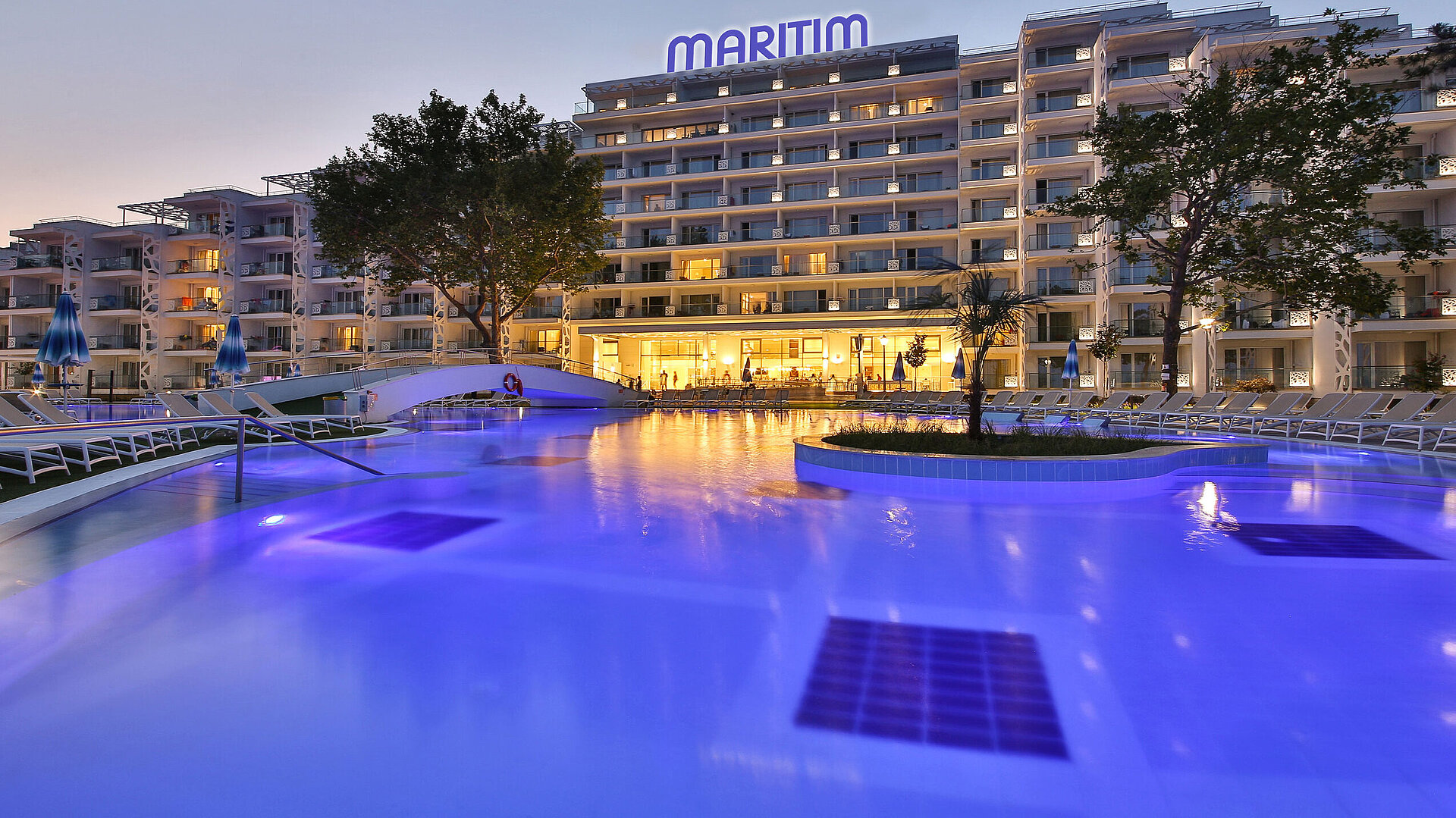 Pool mit Abenddämmerung  Pool mit Abenddämmerung | Maritim Hotel Paradise Blue Albena
