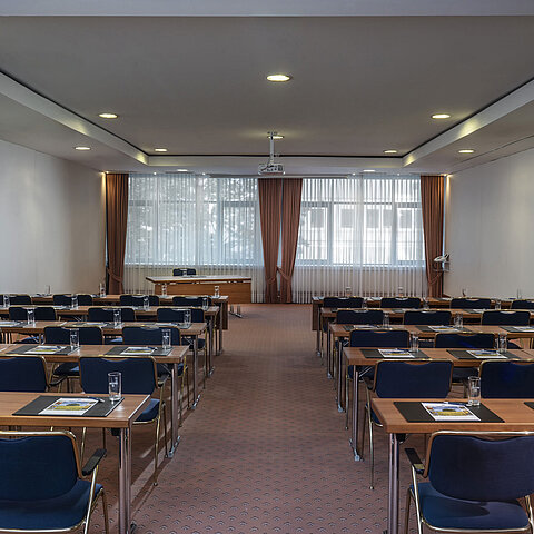 Moderner Tagungsraum im Maritim Hotel Magdeburg mit Reihenbestuhlung, Tageslicht und technischer Ausstattung.