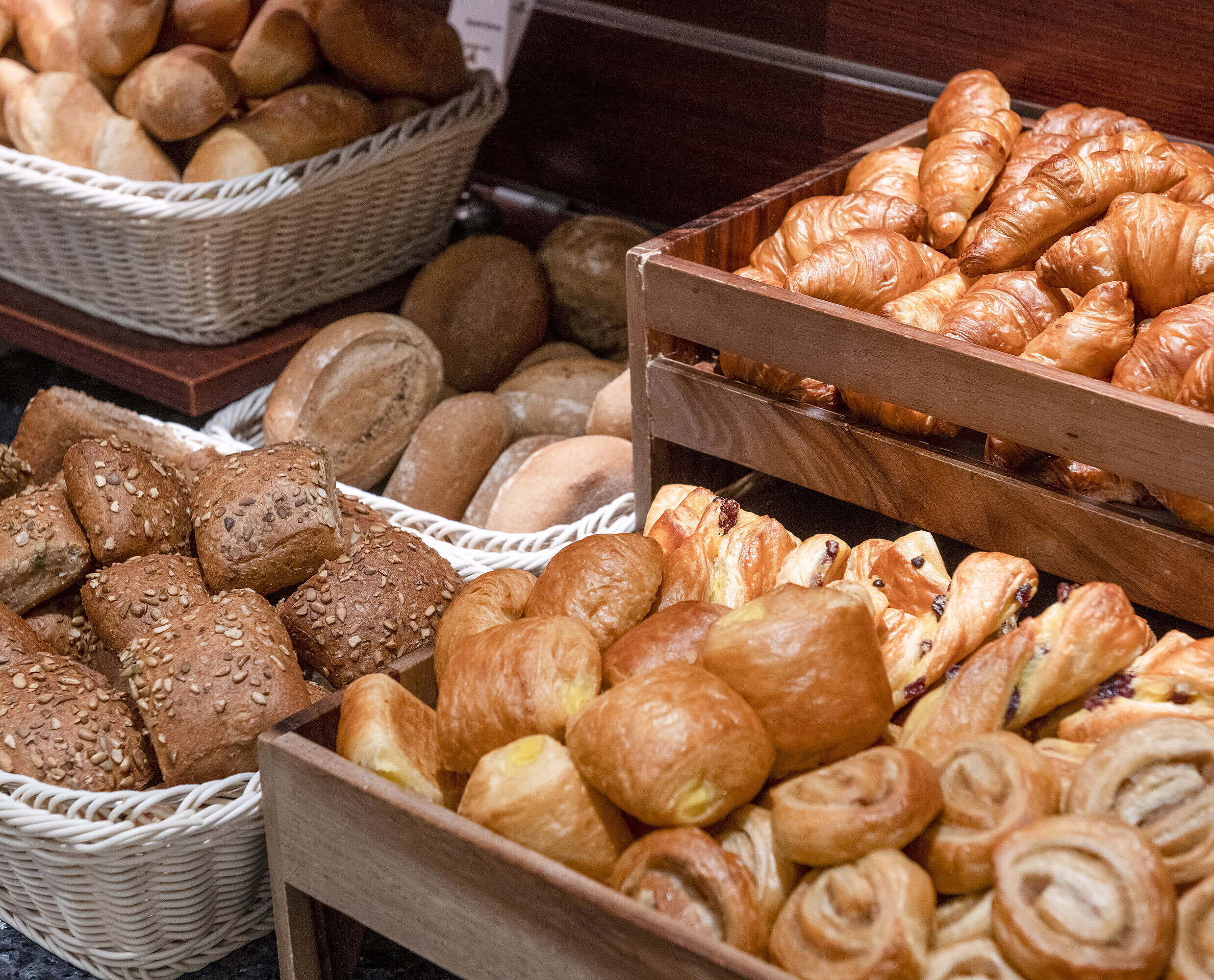 Buffet Frisches Gebäck und verschiedene Brötchen am Frühstücksbuffet des Maritim proArte Hotel Berlin.