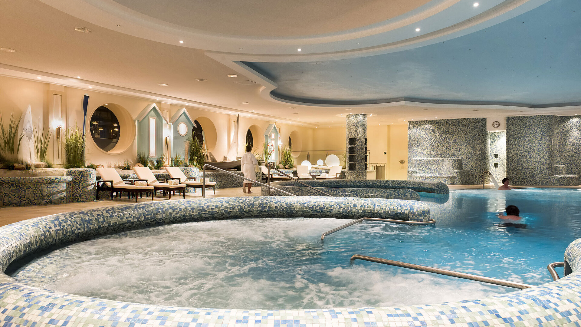 Schwimmbad Großzügiger Wellnesspoolbereich mit Whirlpool und Liegestühlen im Maritim Seehotel Timmendorfer Strand.