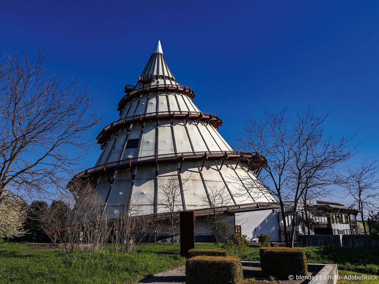 © blende11.photo - AdobeStock.com Jahrtausendturm in Magdeburg vor blauem Himmel an einem sonnigen Tag